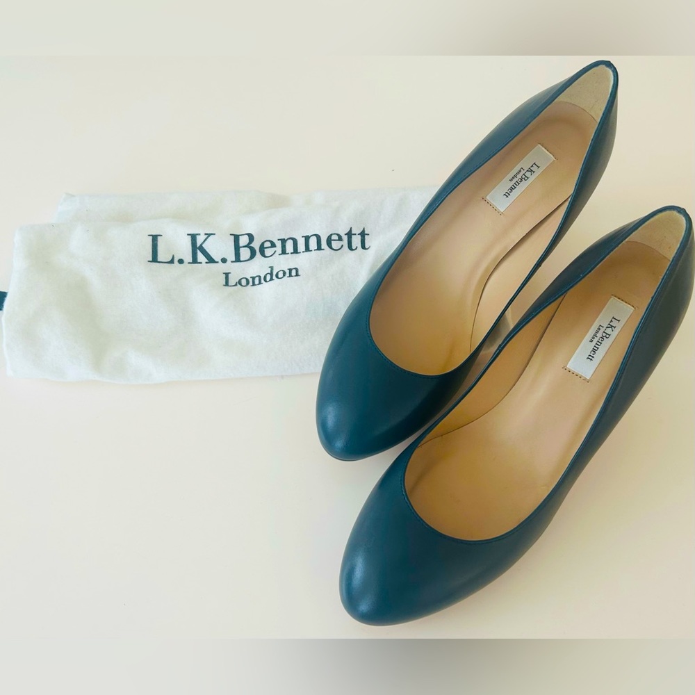 LK Bennett perfect round toe court heel in classic navy